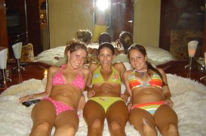 HOT TEENY BIKINI GIRLS