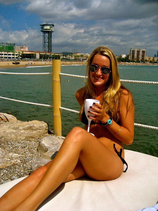 hot girl in bikini, long sexy legs and perfect ass!