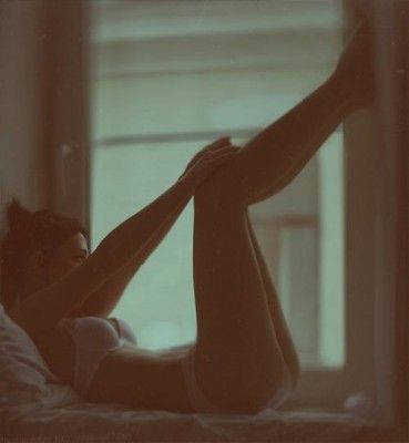 beautiful girlfriend laying in bed waiting to be fucked