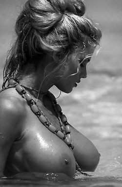 Lovely hooters in this incredible pic