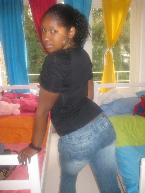 Hot rookie pic featuring lovely chocolate skinned booty