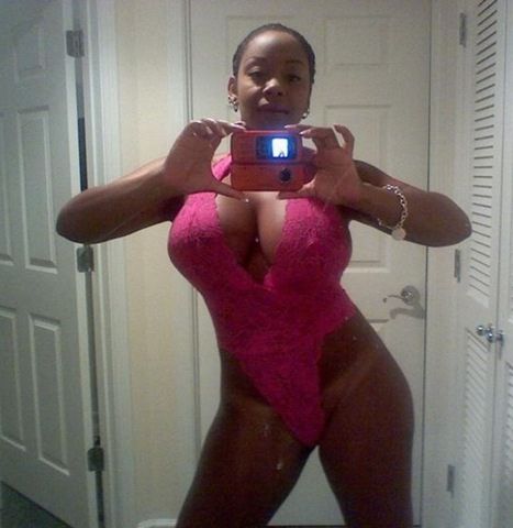 Hot selfshot pic with a fabulous chocolate skinned