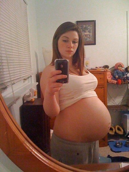 Pregnant hotty take selfshot in the mirror