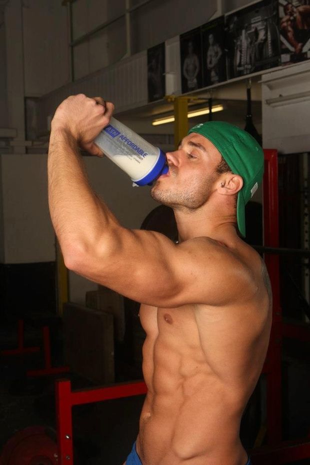 Superb gay athletic body in this incredible pic