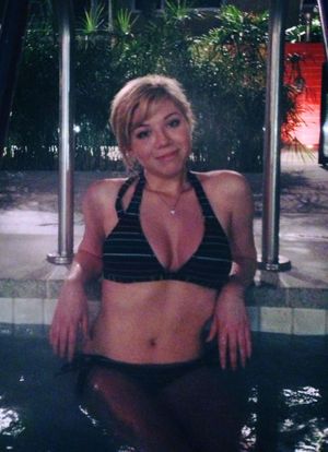 Jennette McCurdy bikini Twitter pics