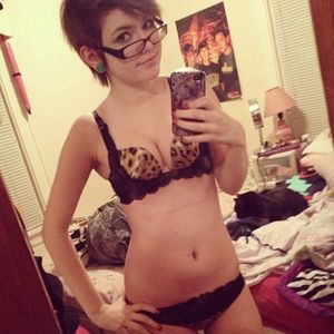 Sexy emo bra in a amazing selfshot pic