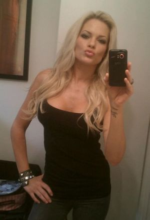 Amazing rookie selfshot pic with a sexy blonde mom