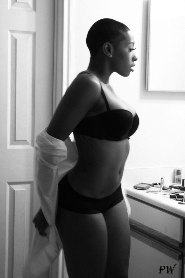 Gorgeous ebony lingerie in this hot pic
