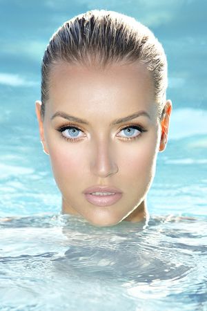 Visage au dessus de l'eau