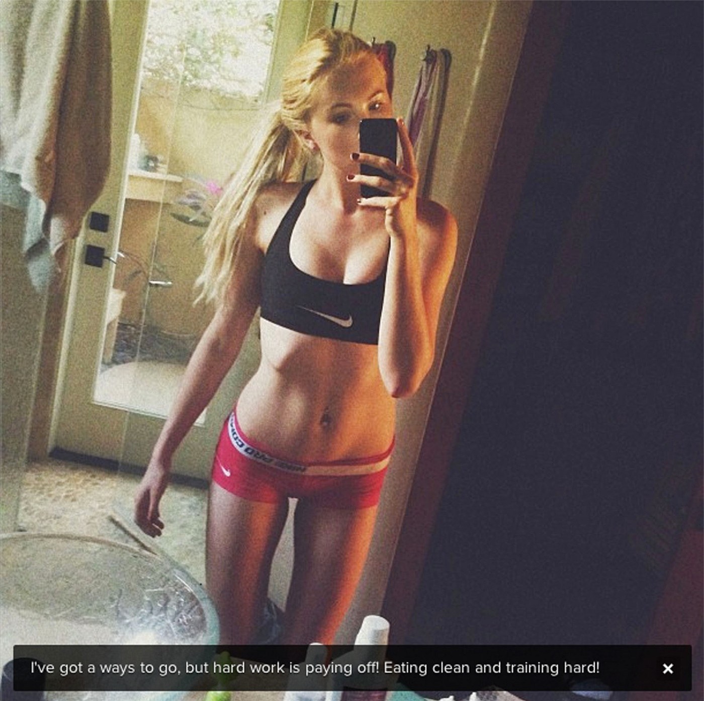 Superb blonde butt in amazing rookie pic