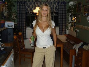 Sexy blonde in a amazing picture