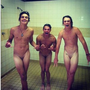 Gorgeous gay muscular body in incredible funny threesome pic