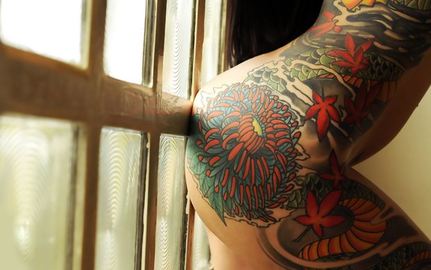 Back-lit tatted ass.