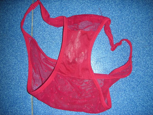 my sisters panties after she had them on yummmmmmmmmmm