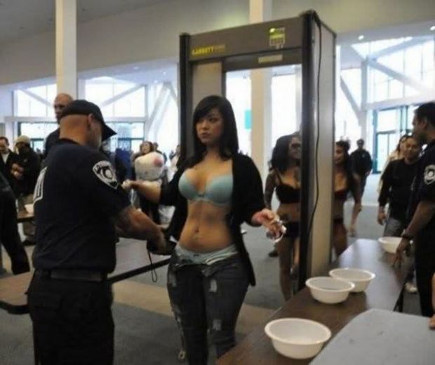 Hot hooters in a awesome photo