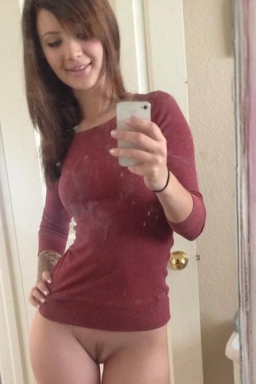 Great teen in tight shirt and exposed vagina in a sexy selfie