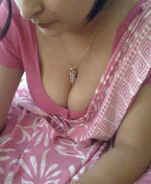 Indian Aunty Shows the Tits