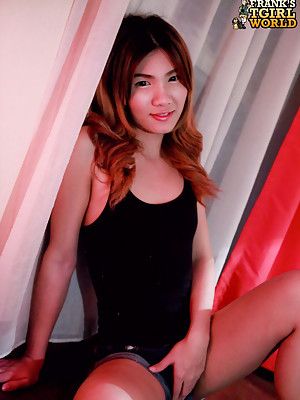 Cute ladyboy newbie jacking!