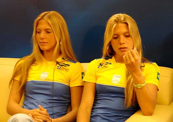Bia and Branca, twin sisters Brazilian synchronized swimming!