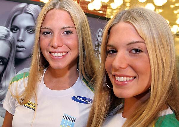 Bia and Branca, twin sisters Brazilian synchronized swimming!