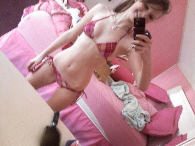 Fabulous brunette teen in a awesome amateur selfshot pic