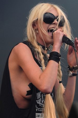 Taylor Momsen: Drunk, disorderly and hot