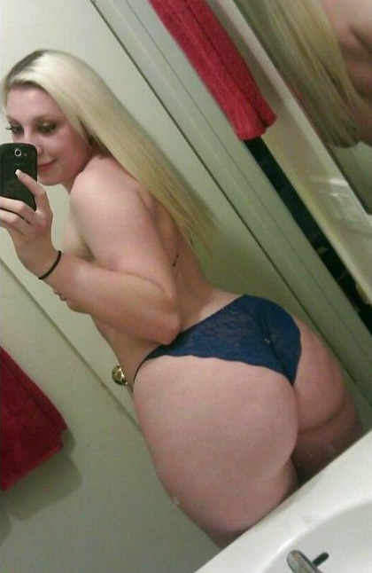 Hot blonde in amazing g-string selfshot picture