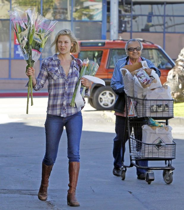 Ali Larter Leaving Bristol Farms Wearing Tight Jeans