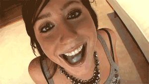 Con la boquita llena.