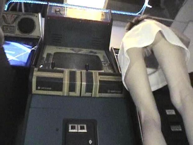 Lucky shot, spy-cam gets up-skirt shot of a skinny bitch with no panties.