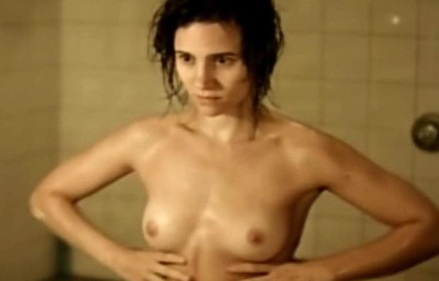 Bianca Comparato topless in A Menina Sem Qualidades