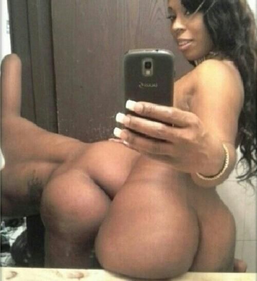 Awesome amateur selfshot photo with a hot lesbian ebony