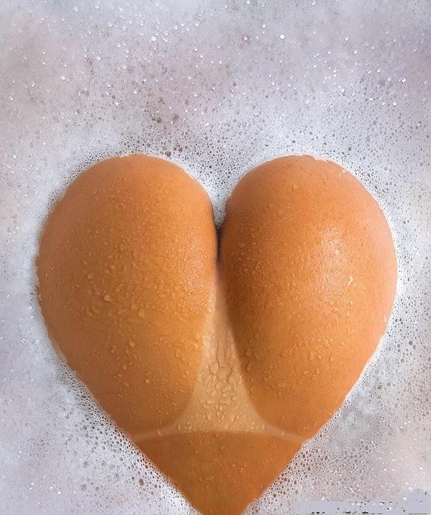 Awesome pic with a sexy ass