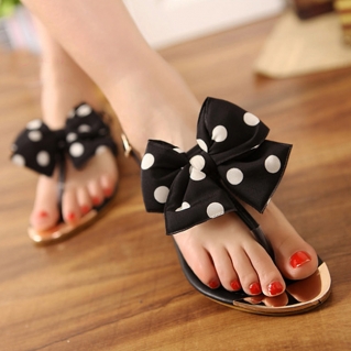 Really feminine sandals, but the long gorgeous toes make this!