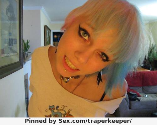 Gorgeous emo blonde in this amazing picture