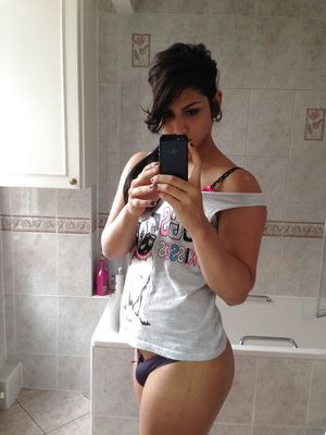Lovely tranny brunette in this incredible amateur selfshot photo