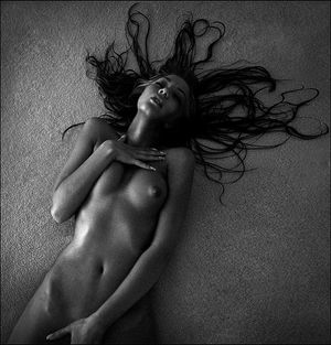 Beautiful brunette in a amazing picture