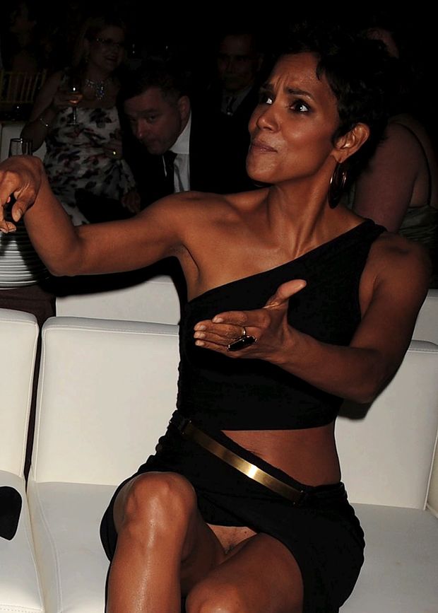 Halle Berry Reveal Pantyless Upskirt Pussy Show