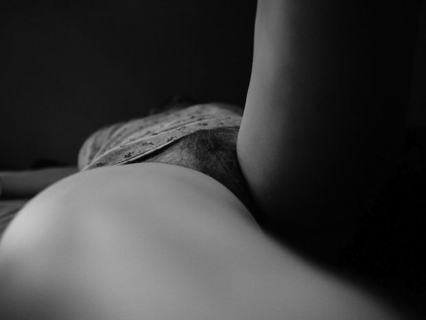 En blanco y negro, vello despreocupado.