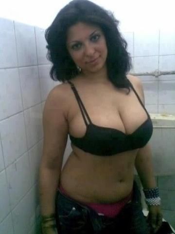 Sexy Curvy MILF With FaBOOBulous Huge Boobies...