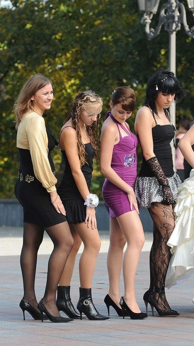 Fortunately it's a beautiful legs not a beautiful face contest. I vote for the girl in lavender!