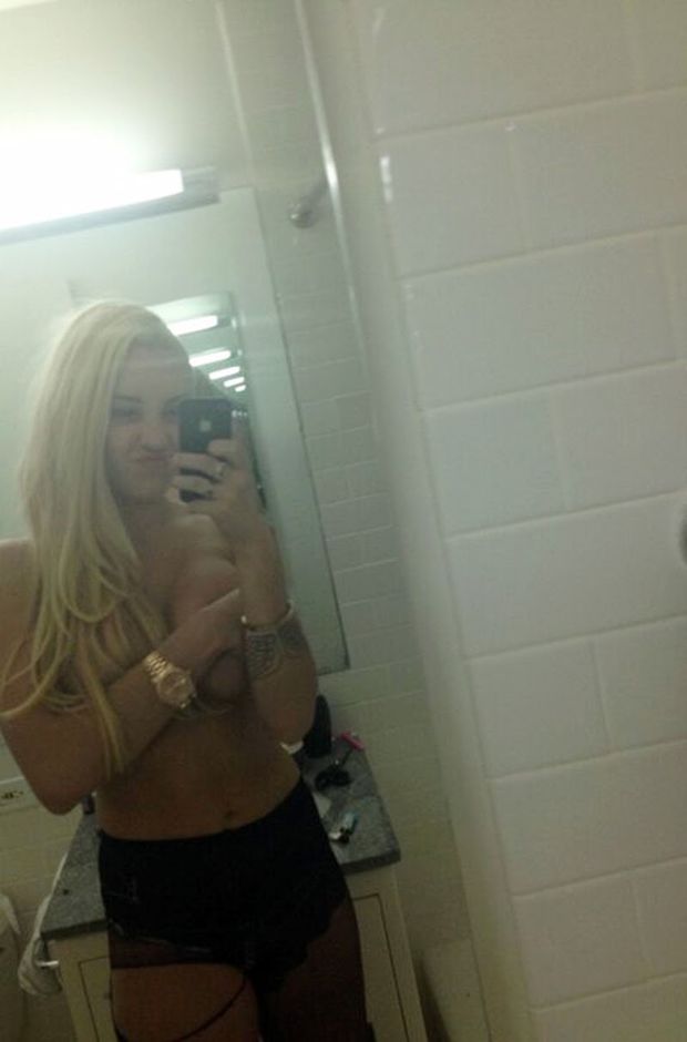 Amanda Bynes Expose Her Big Boobs on Homemade Selfshot Pics