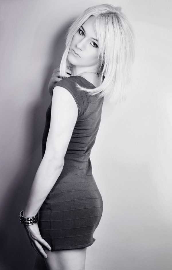 Amazing blonde in this incredible pic