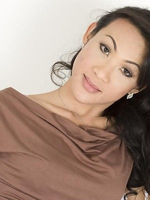 Sexy Ladyboy Ann tugs her meaty cock & cums