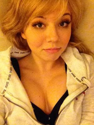 Jennette McCurdy breasts