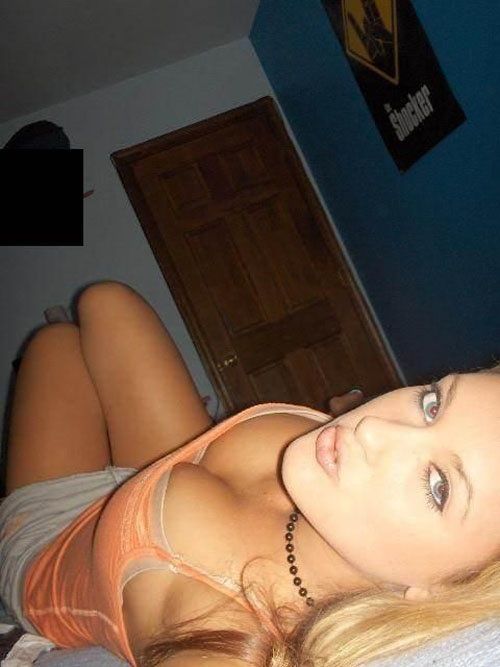 Stunning blonde rookie in this awesome homemade girlfriend photo