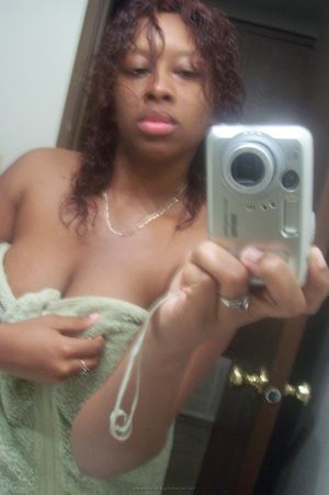 Superb chocolate skinned in this awesome selfshot photo