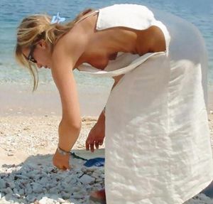 Sideboob shot at the beach â€¦