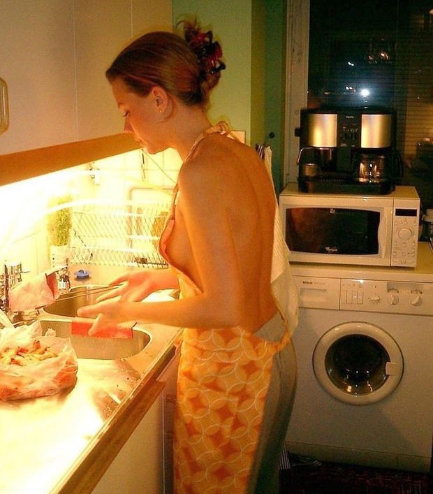Sideboobs by the kitchen counter …