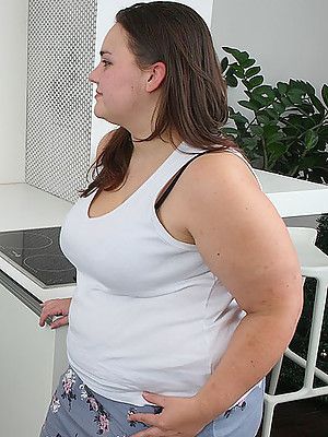 He dumps cream on her knockers & he fucks the fat bitch while her knockers look so hot